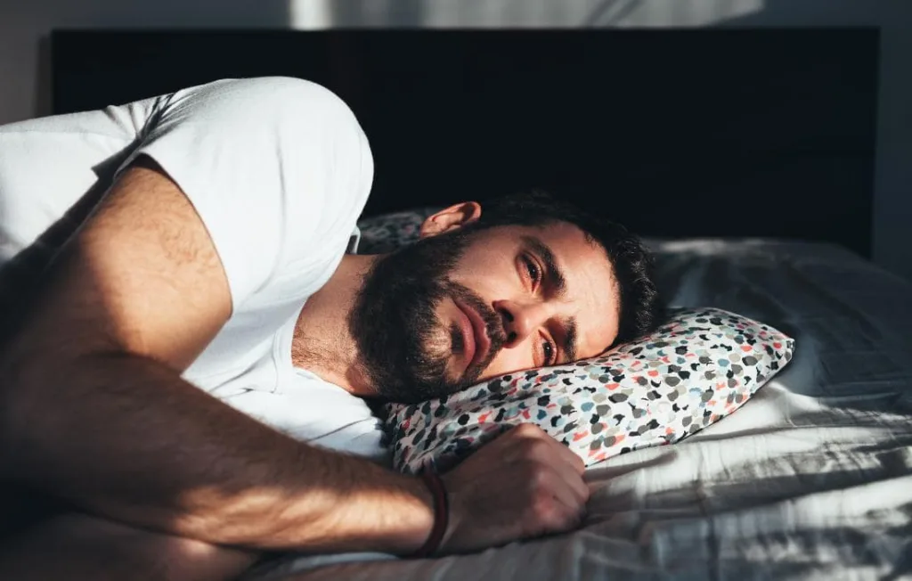 Atendente de banco sem sono deitado em sua cama