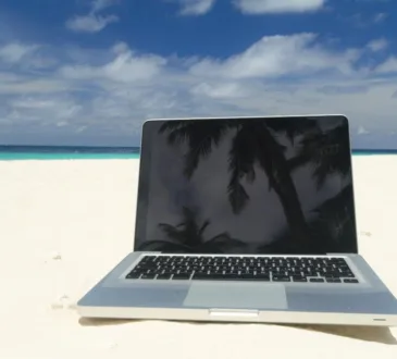 Notebook em uma praia ensolarada