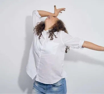 Mulher de câncer em sua mais exagerada expressão de drama