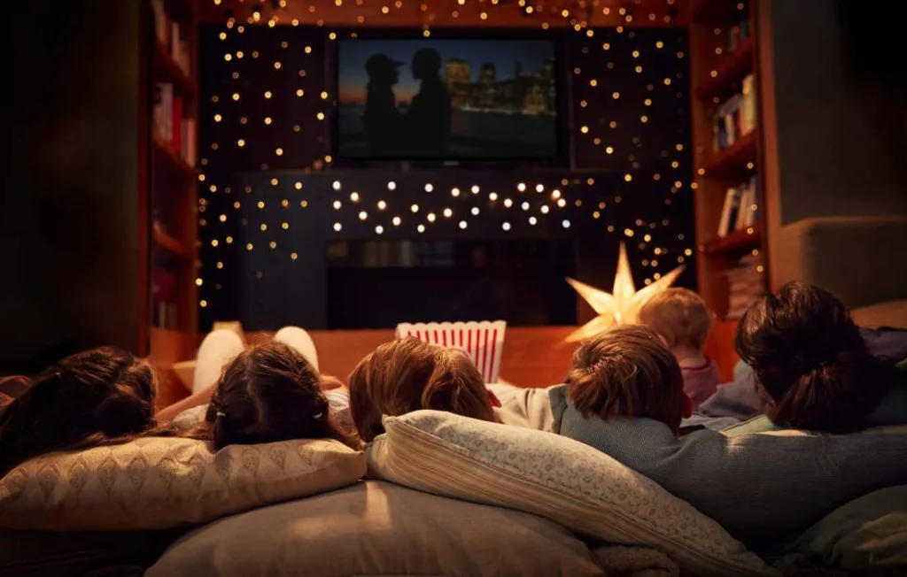 Família em uma seção cinema em casa na Netflix