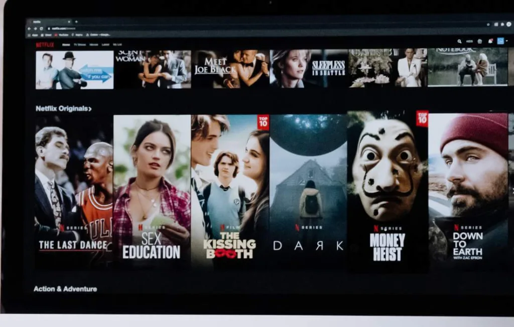 Tela da Netflix com muitos títulos disponíveis